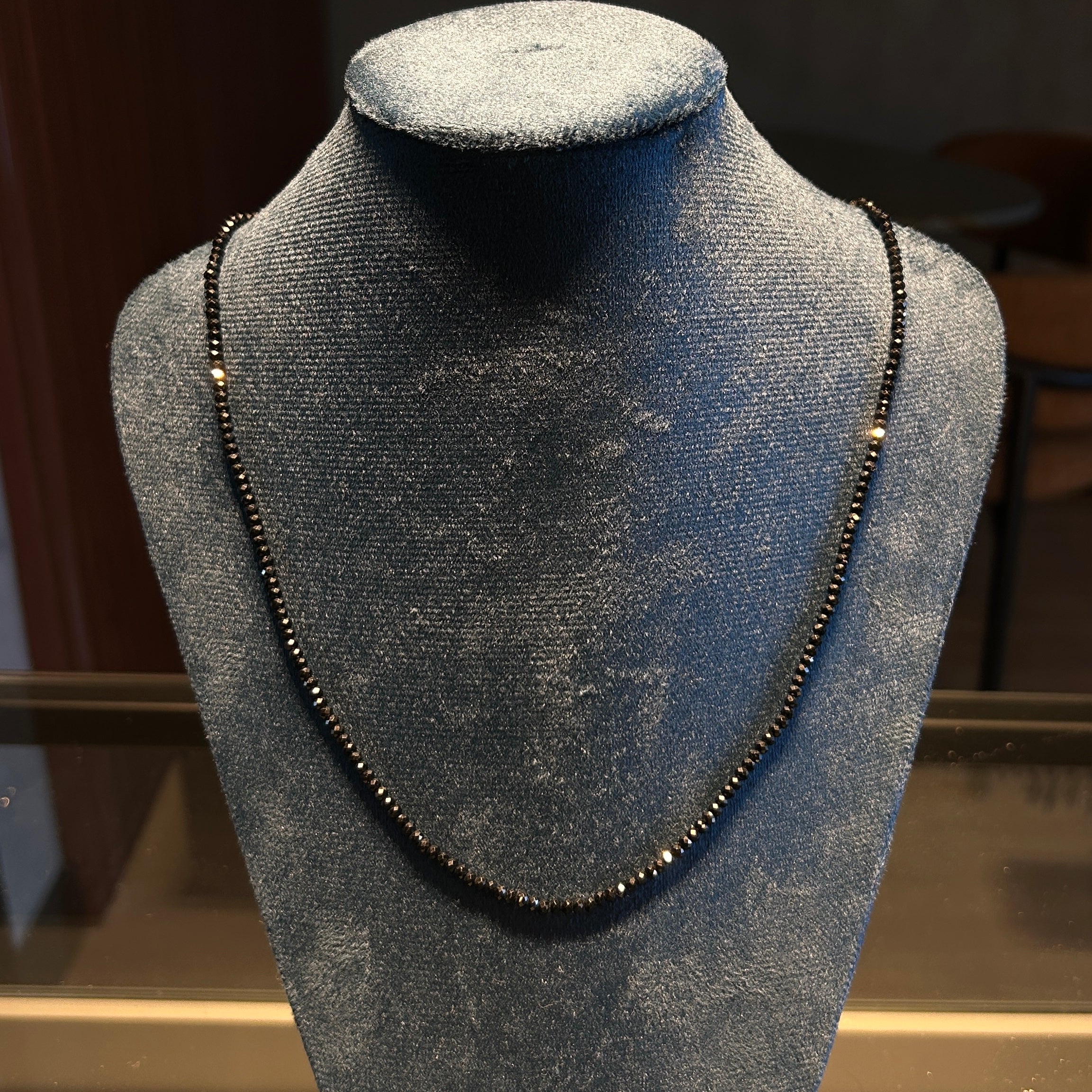 Colar de Espinélios Negros