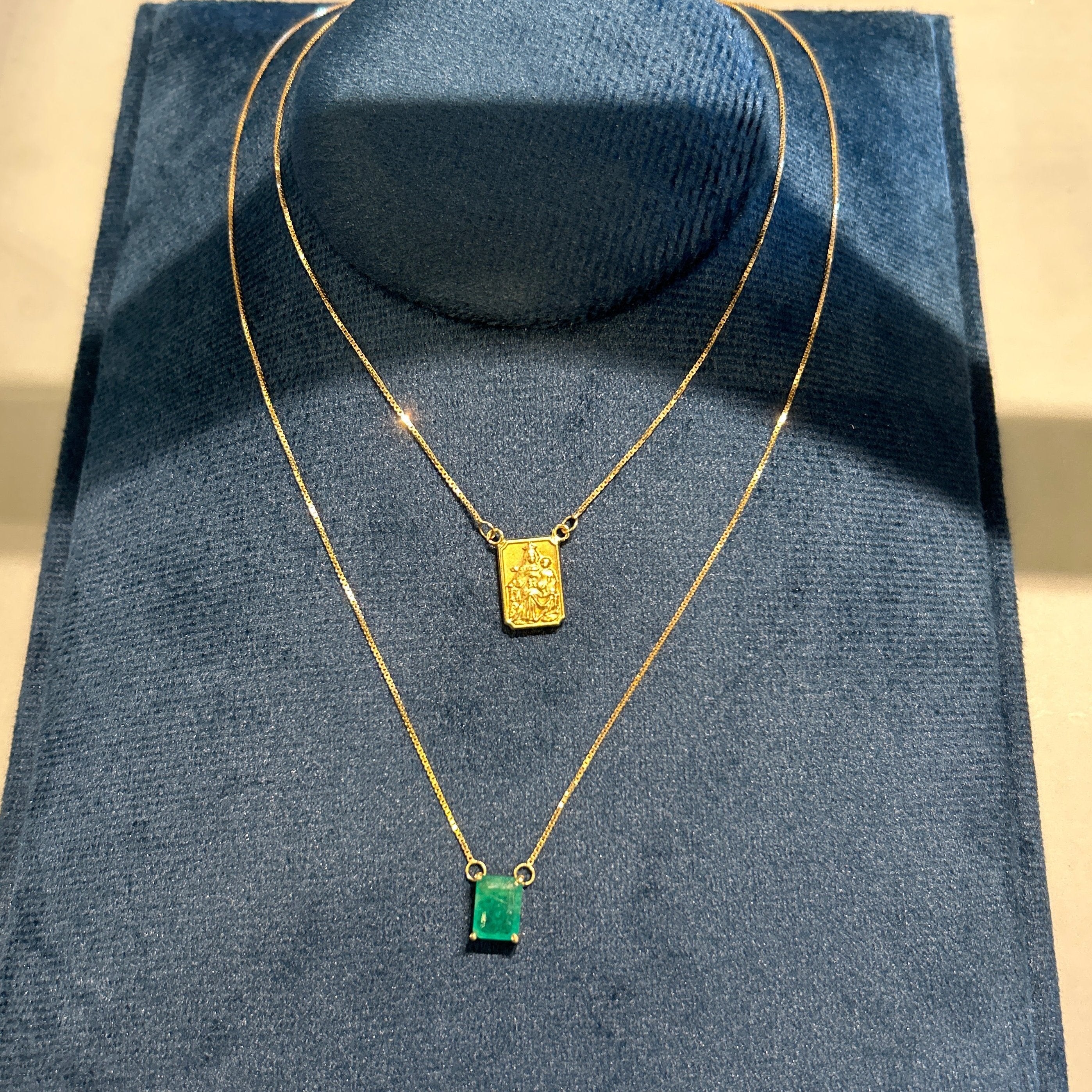 Escapulário em Ouro 18K com Esmeralda 6x8