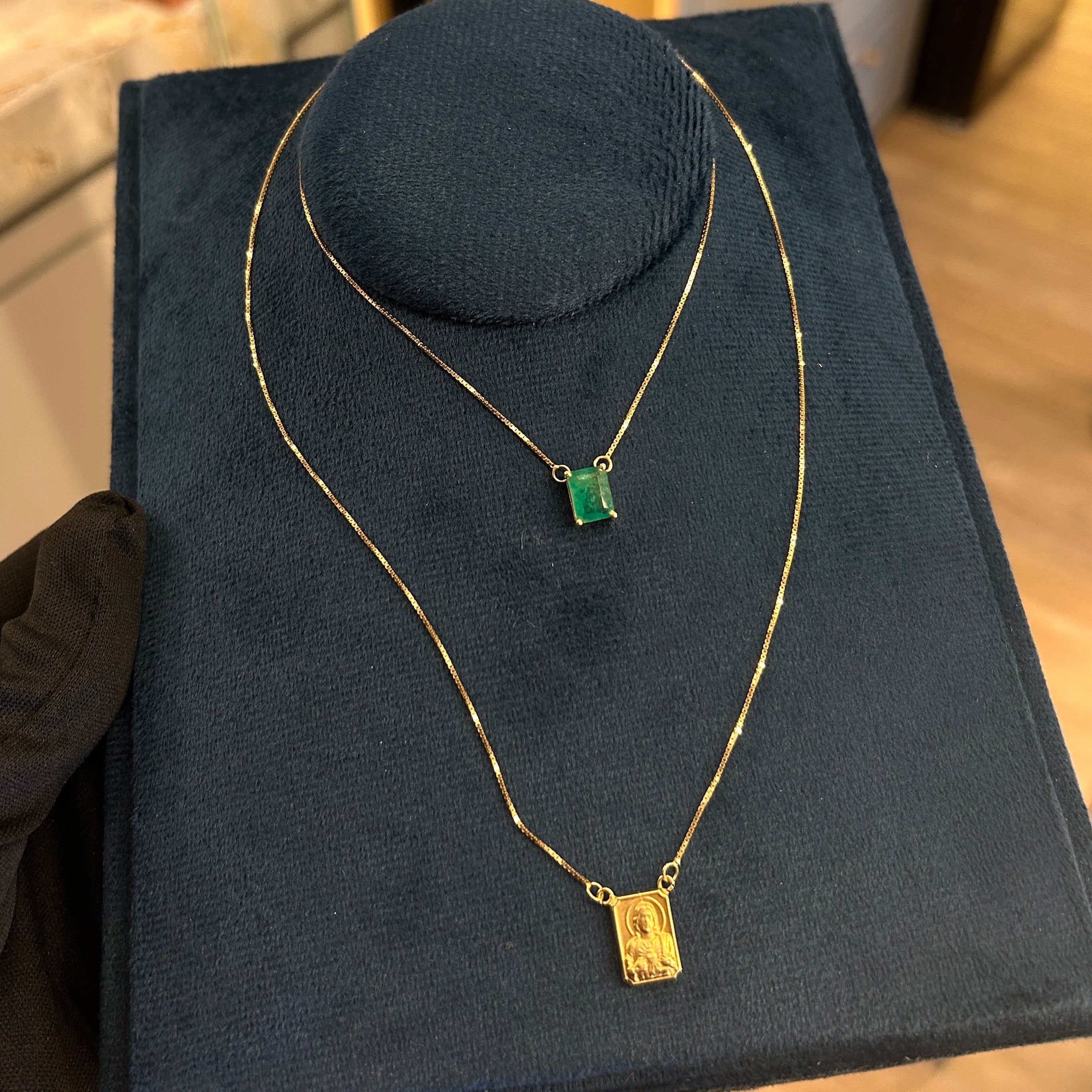 Escapulário em Ouro 18K com Esmeralda 6x8