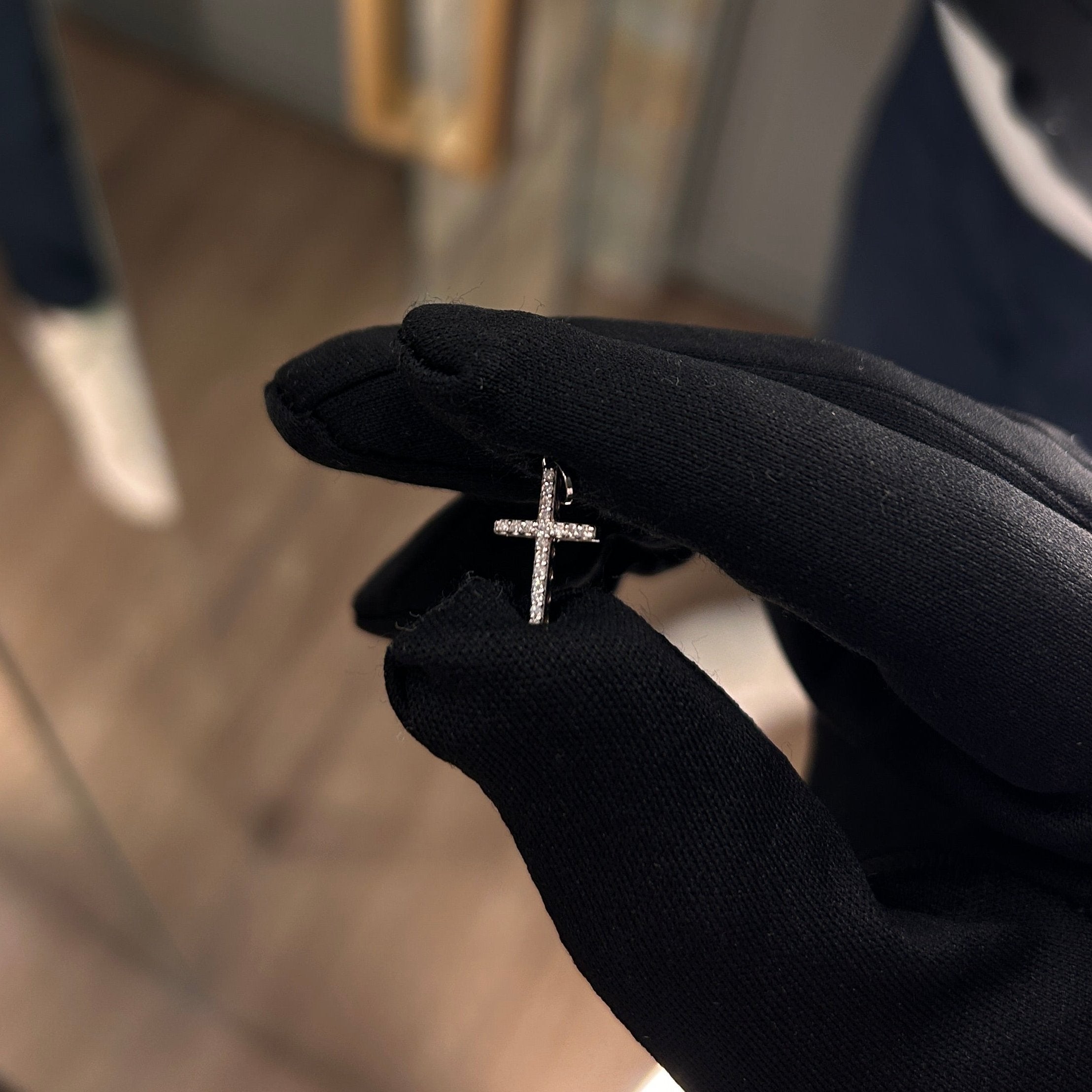 Pingente Crucifixo Mini em Ouro Branco com Diamantes Brancos
