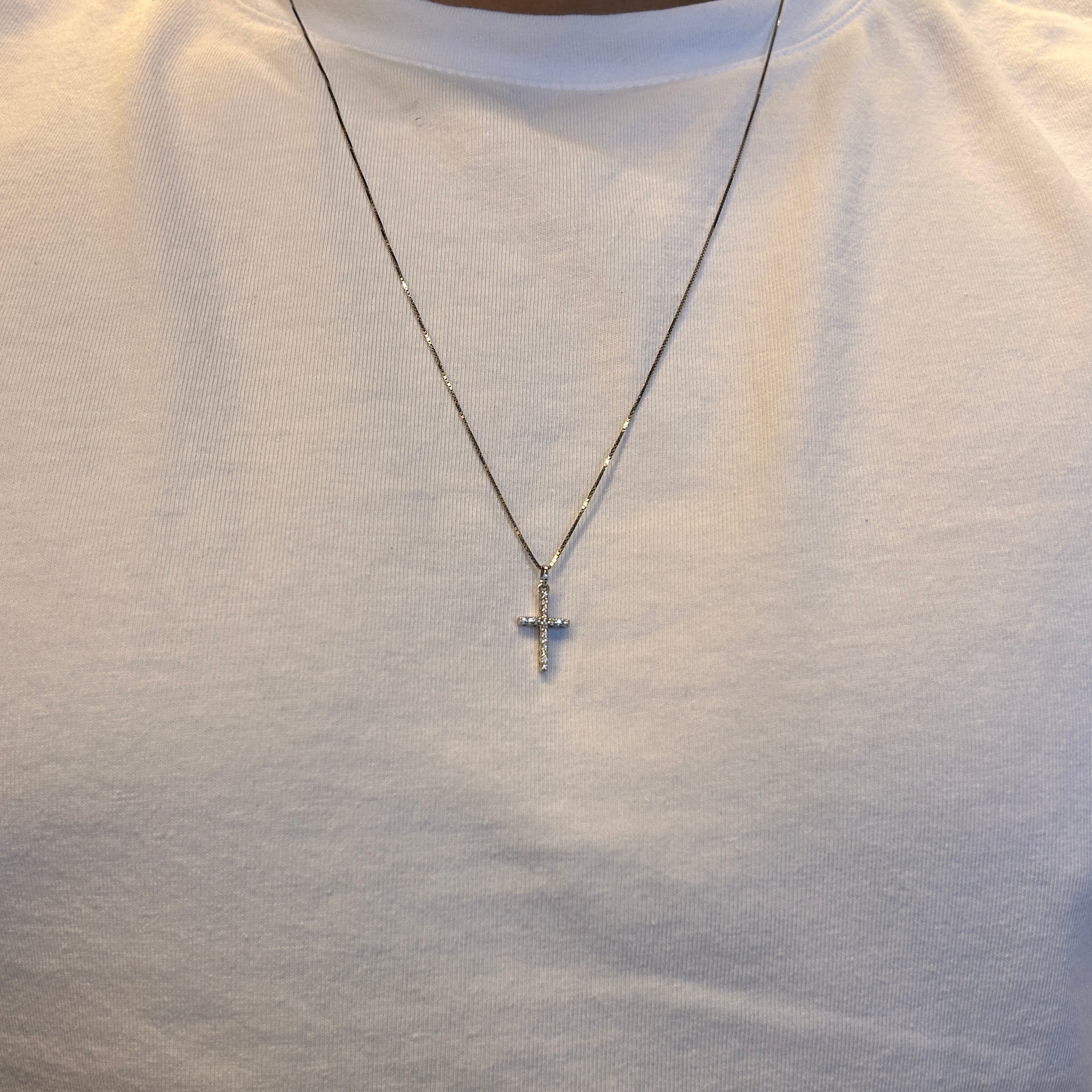 Pingente Crucifixo Mini em Ouro Branco com Diamantes Brancos