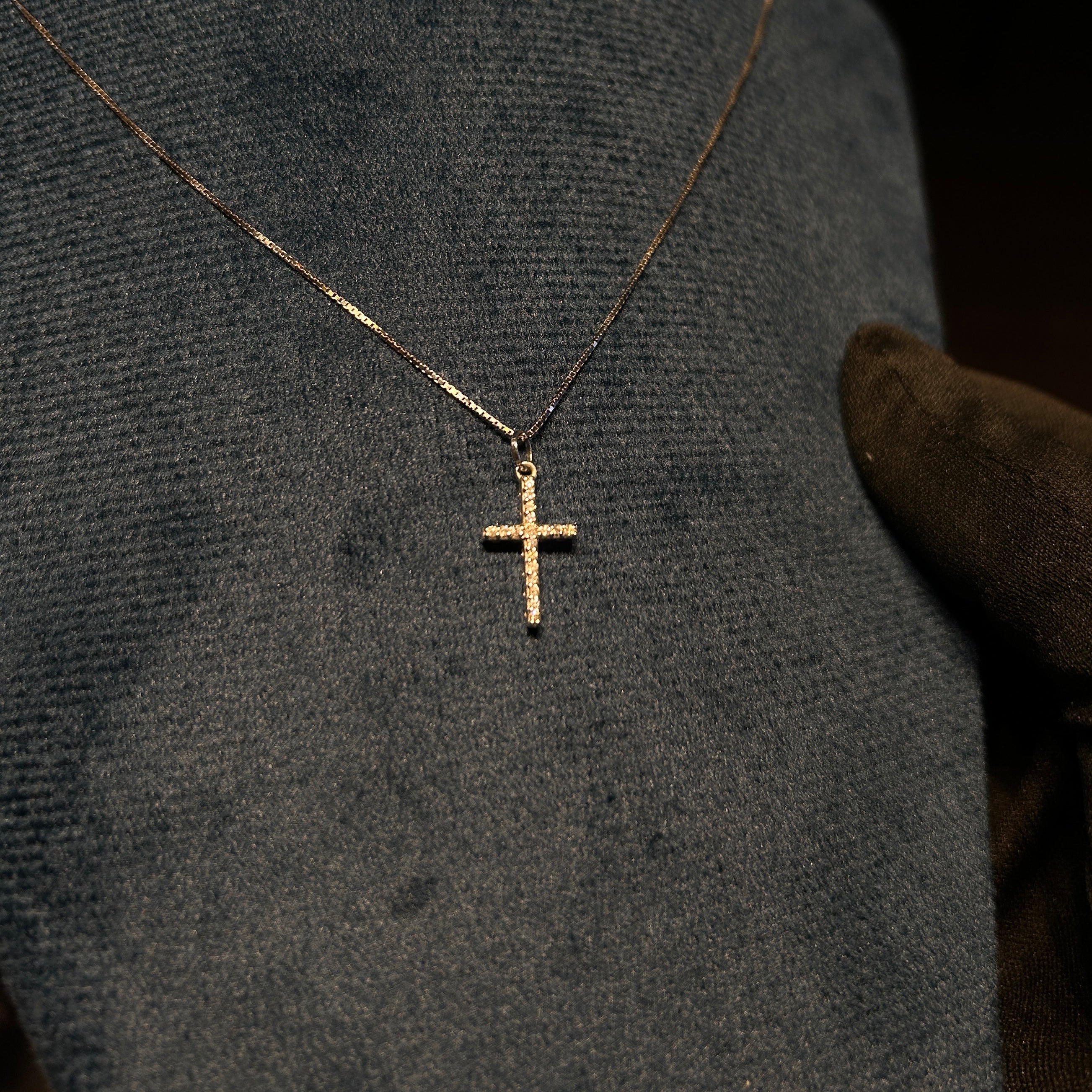 Pingente Crucifixo Mini em Ouro Branco com Diamantes Brancos