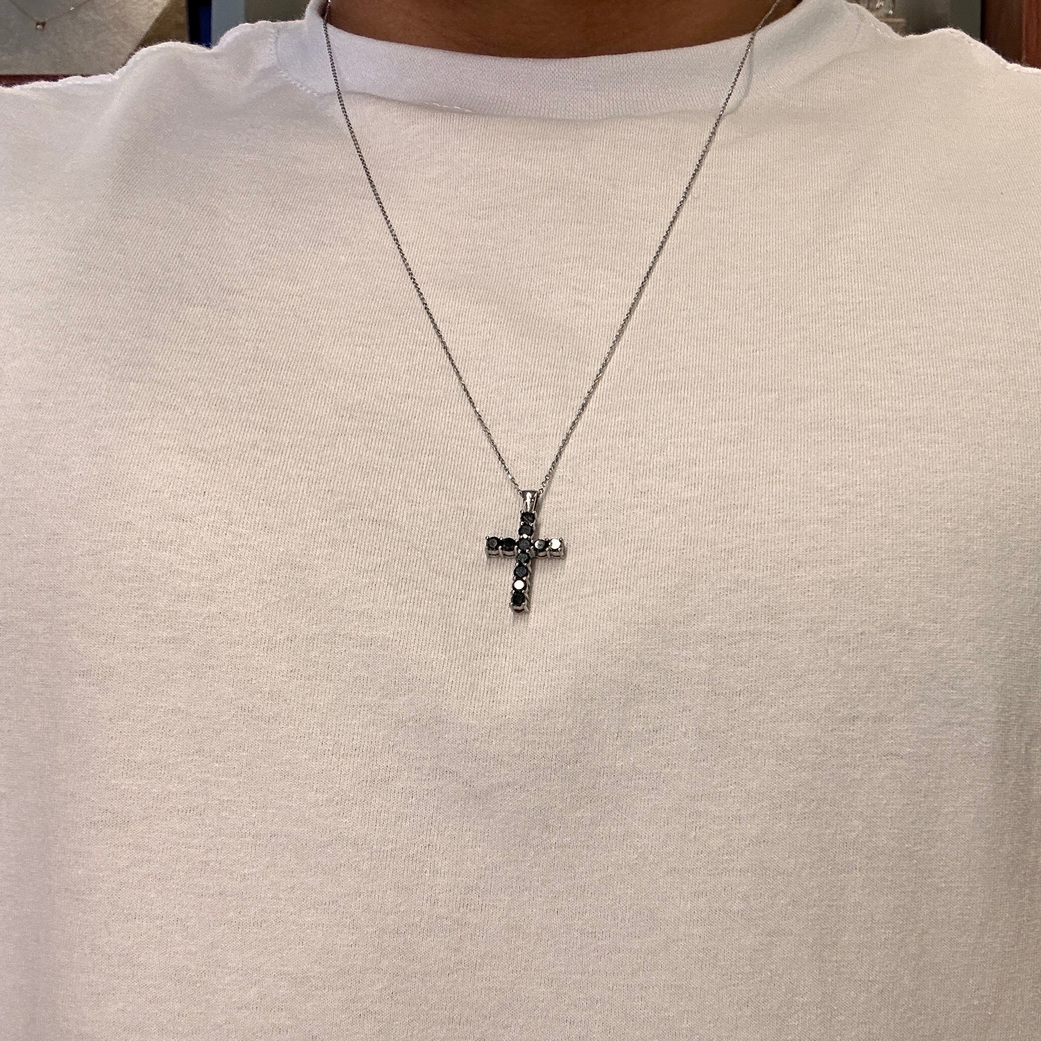 Pingente Crucifixo Médio Diamante Negro em Ouro Branco