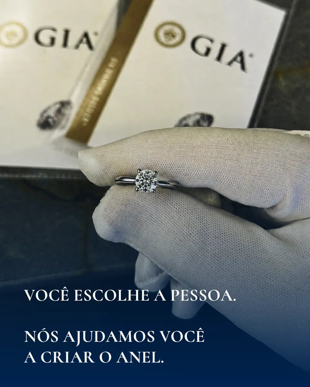 Anel de noivado com diamante certificado GIA, segurado com luvas de joalheiro