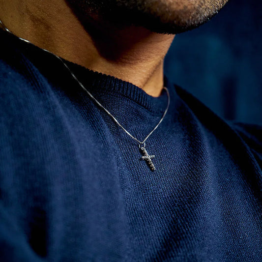 Pingente Crucifixo Mini em Ouro Branco Cravejado com Diamantes Negros