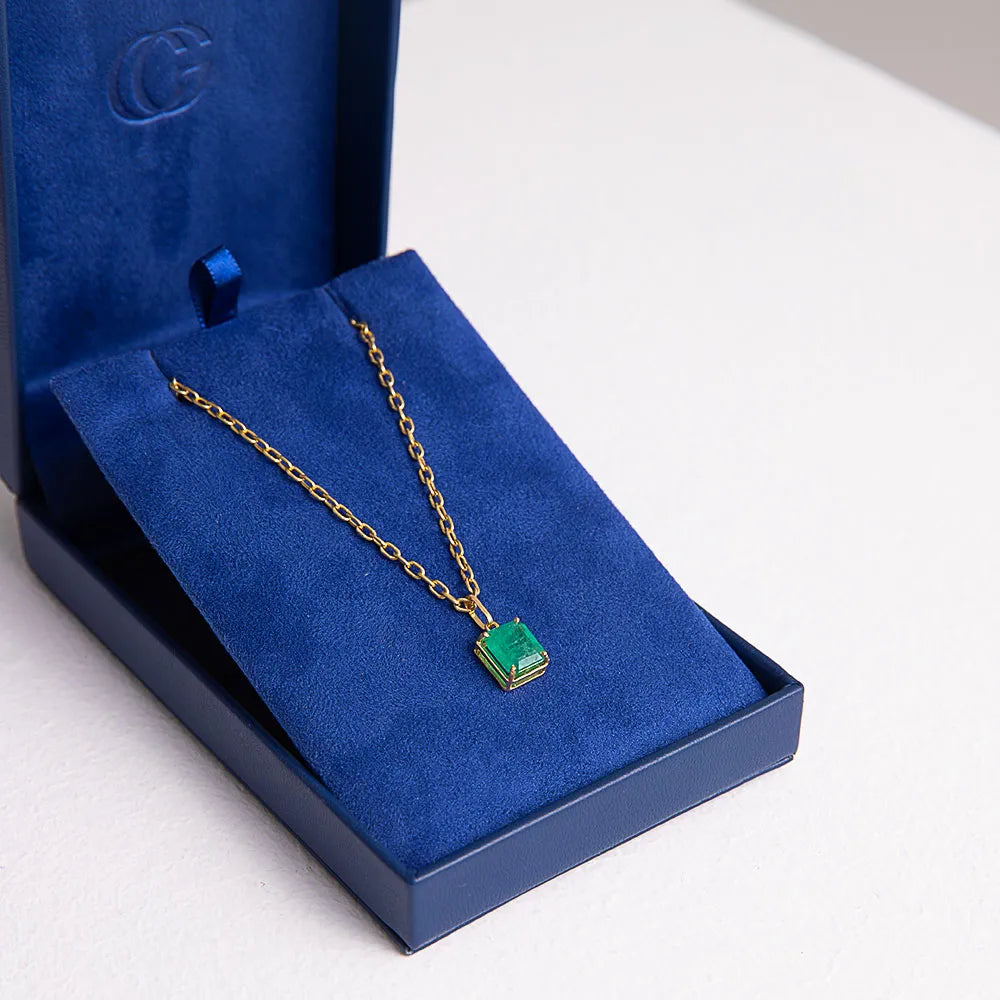 Colar Solitário Esmeralda Brasileira 8,5x9,5 em Ouro 18K