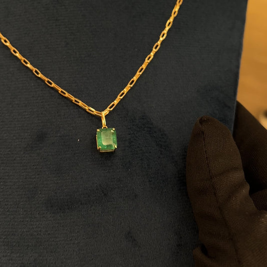 Colar Solitário Esmeralda Brasileira 8,5x9,5 em Ouro 18K